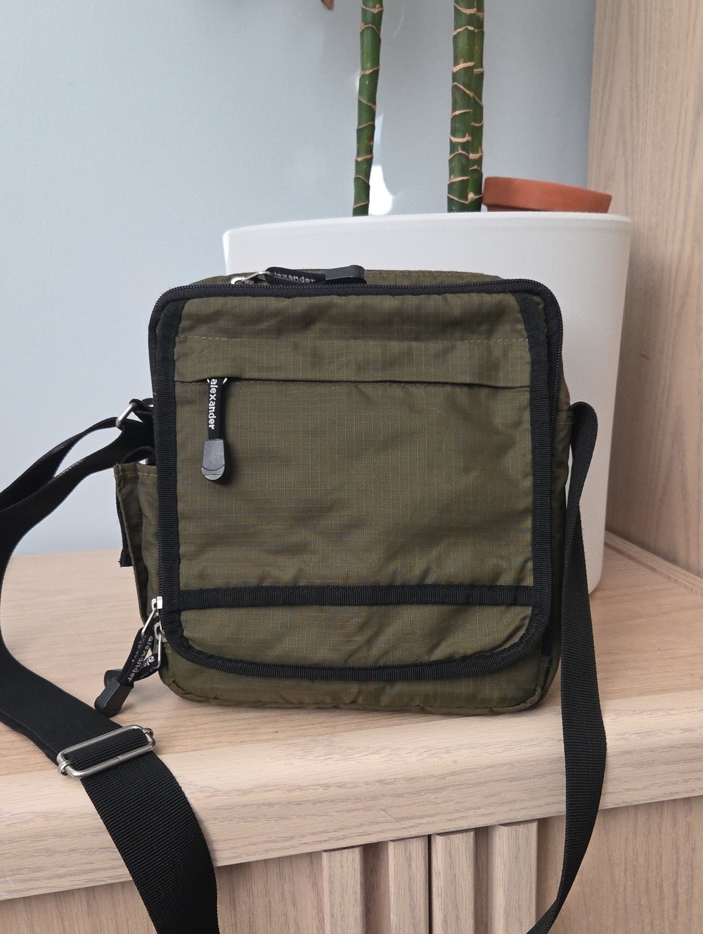 Nearly New Derek Alexander Nylon Top Zip Classic Crossbody Organizer PW-20180